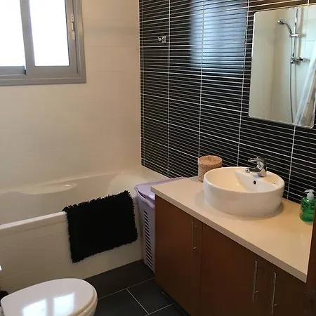 Elegant Finikoudes Walking Distance Apartments. لارنكا