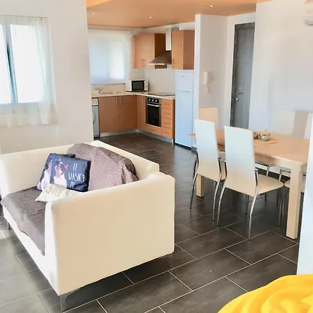 Elegant Finikoudes Walking Distance Apartments. Lejlighed *