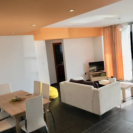 Appartamento Elegant Finikoudes Walking Distance Apartments. Larnaca